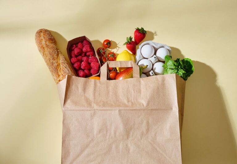 Lebensmittel in einer Einkaufstuete