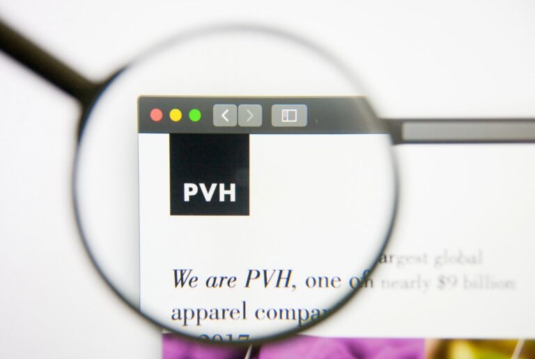 Lupe ueber dem Logo von PVH