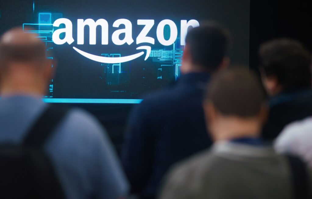 Mehrere Menschen vor einem Amazon Logo