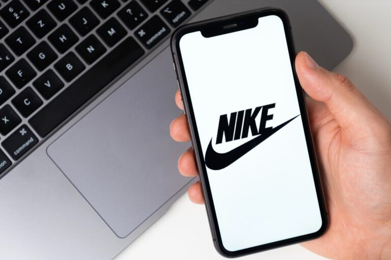Nike Logo auf einem Smartphone