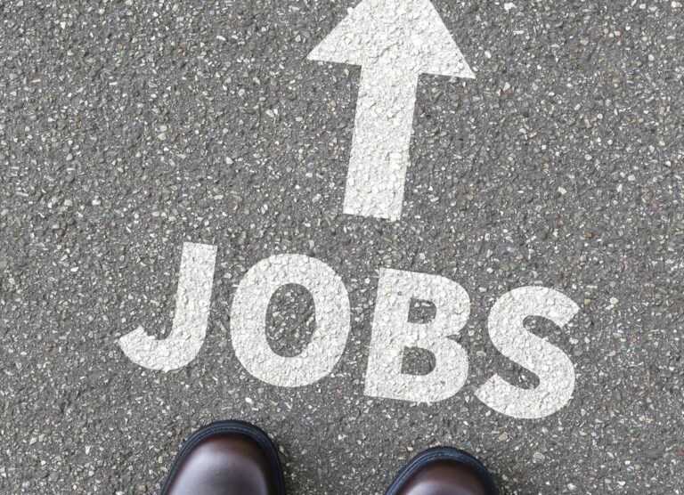 Schuhe mit Jobs und Pfeil nach oben