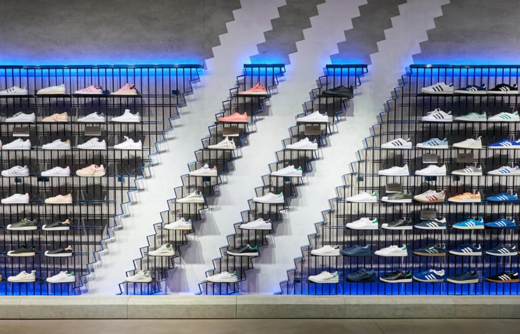 Schuhregal in einem Adidas Store