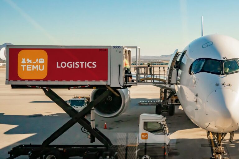 TEMU Container bei der Beladung eines Flugzeugs