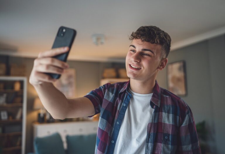 Teenager beim Selfie machen per Smartphone