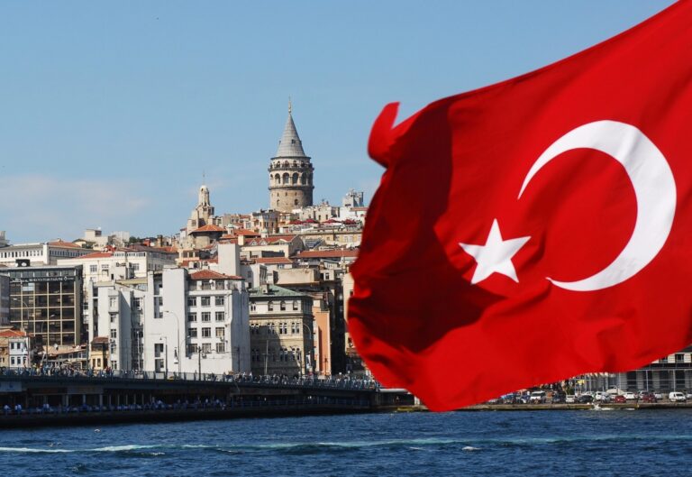 Tuerkei Flagge vor Kueste von Istanbul
