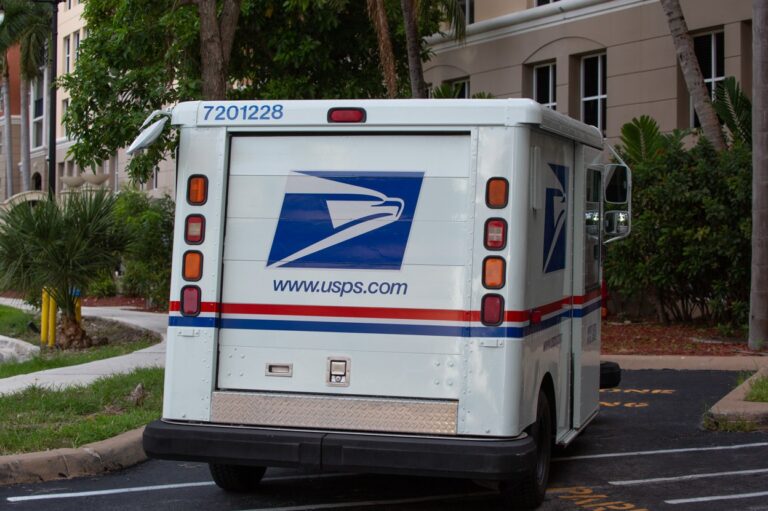 USPS Zustellfahrzeug von hinten