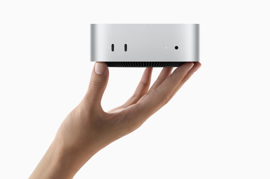 Apple Mac Mini in einer Hand