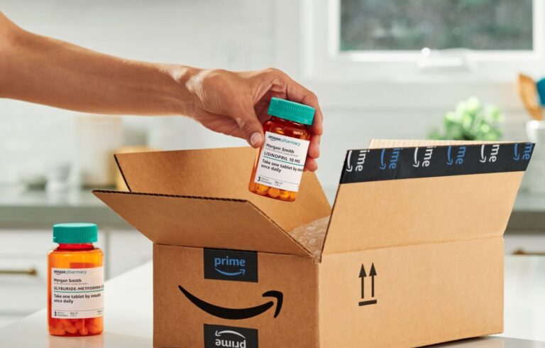 Auspacken einer Amazon Pharmacy Bestellung