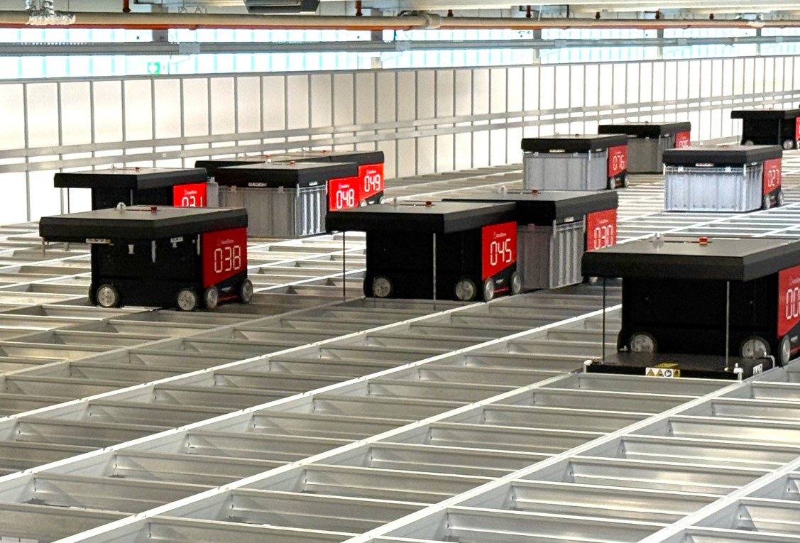 Autostore Logistik Roboter im Mueller Lager Ulm