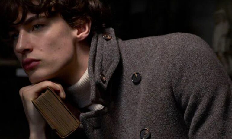 Junger Mann mit Mantel von Caruso