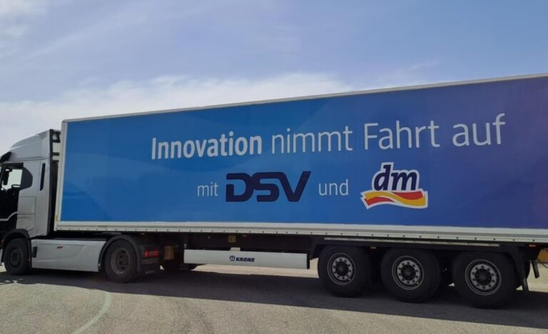 LKW mit Slogan von DSV und dm