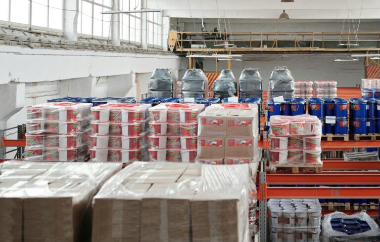 Lagerhalle mit beladenen Paletten