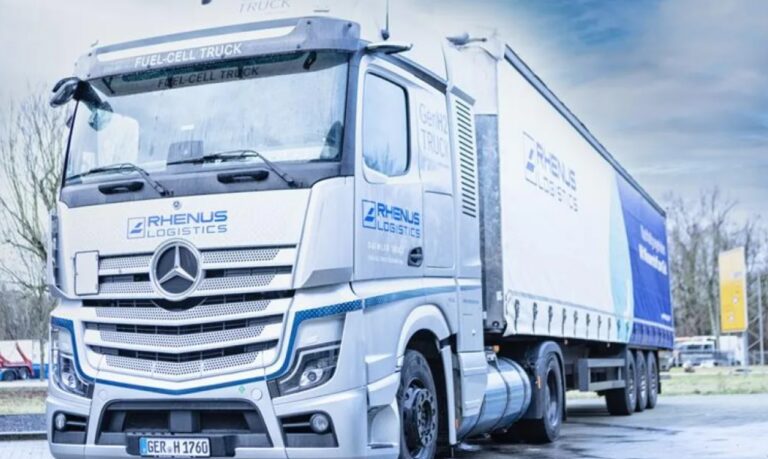 Mercedes Wasserstoff Truck mit RHENUS Branding