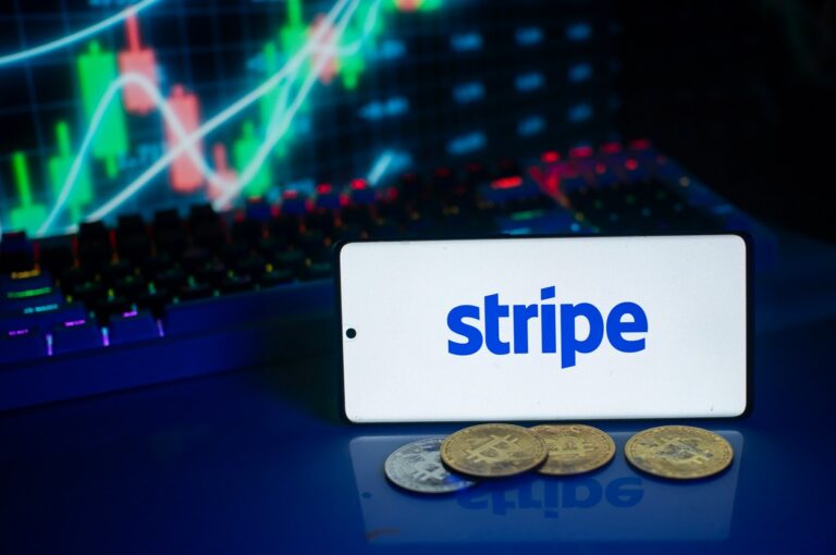 Stripe Logo vor einem Boersenchart