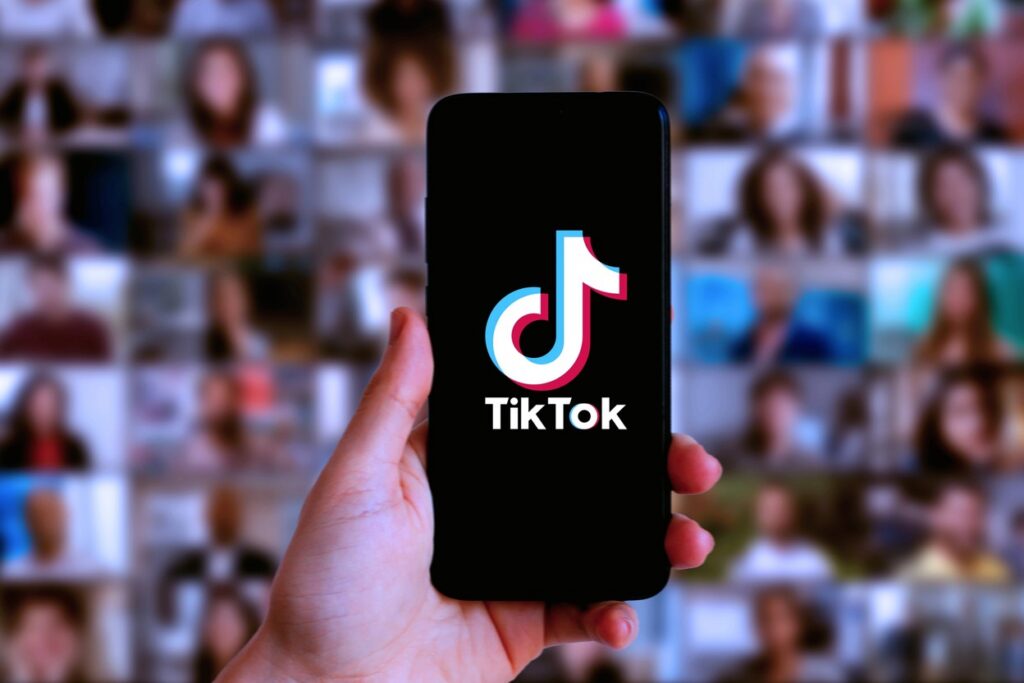 TikTok Logo auf einem Smartphone