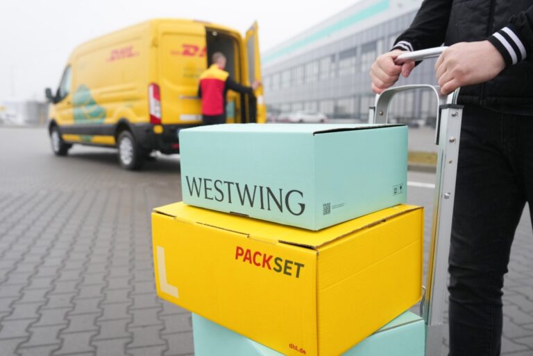 Westwing Paket bei DHL Zusteller