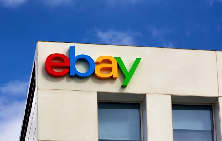 eBay Logo auf einem Gebaeude