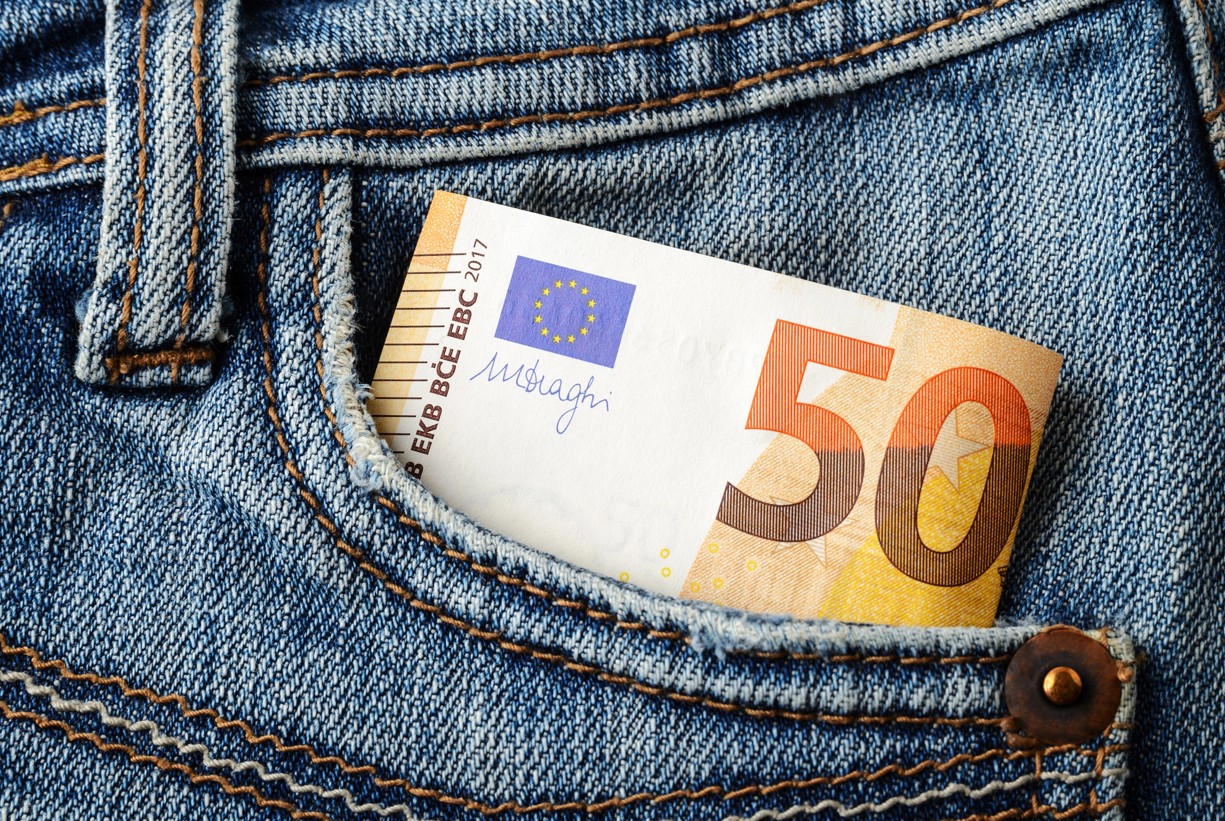 50 Euro Geldschein in einer Hosentasche einer Jeans