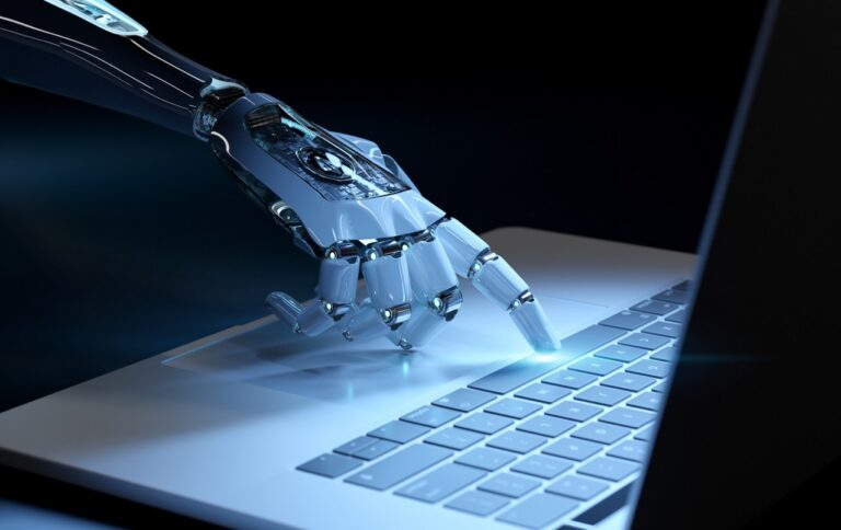 AI Cyborg Hand an einem Laptop