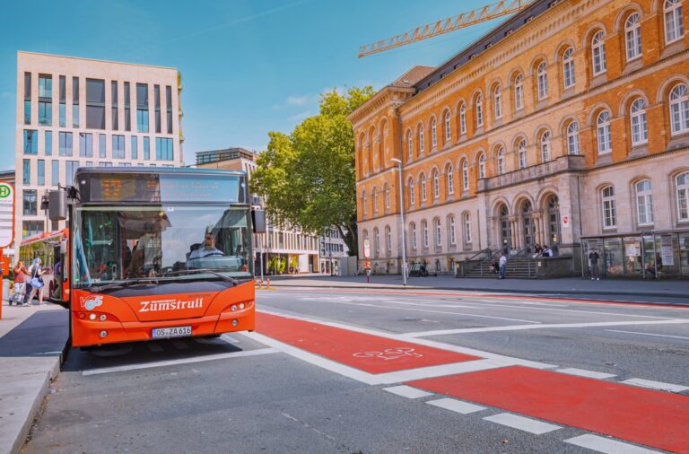 Bus und Radweg in Orsnabrueck