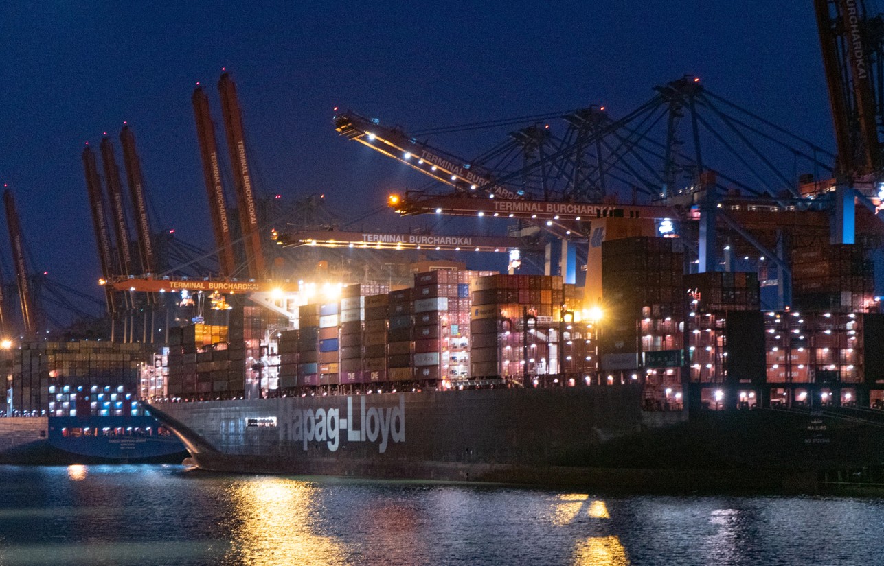 Containerschiff bei Nacht im Hamburger Hafen