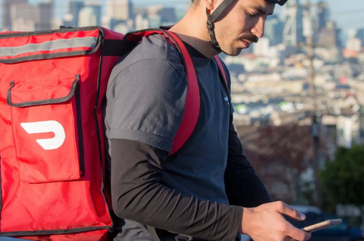 DoorDash Driver mit Smartphone