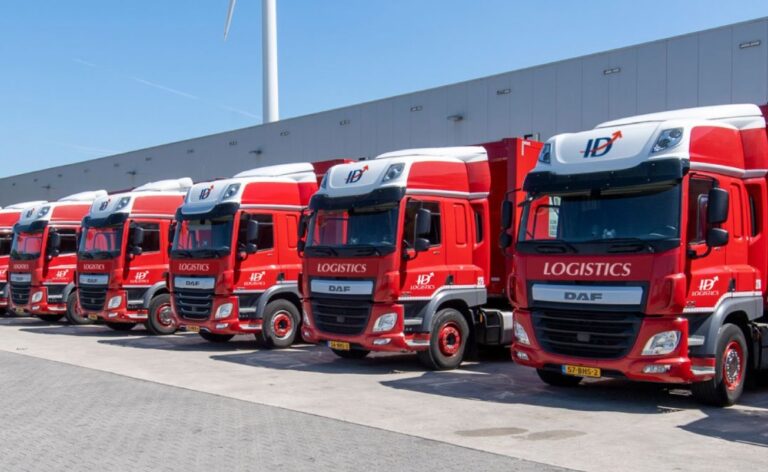 Fuhrpark roter LKWs von ID Logistics