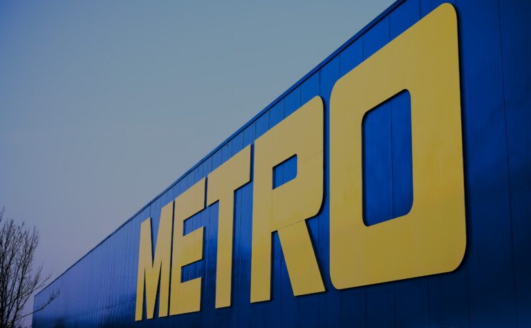 Grosses METRO Logo auf einem Gebaeude