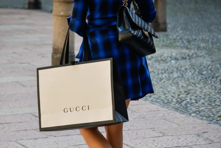 Junge Frau mit Gucci Einkaufstuete