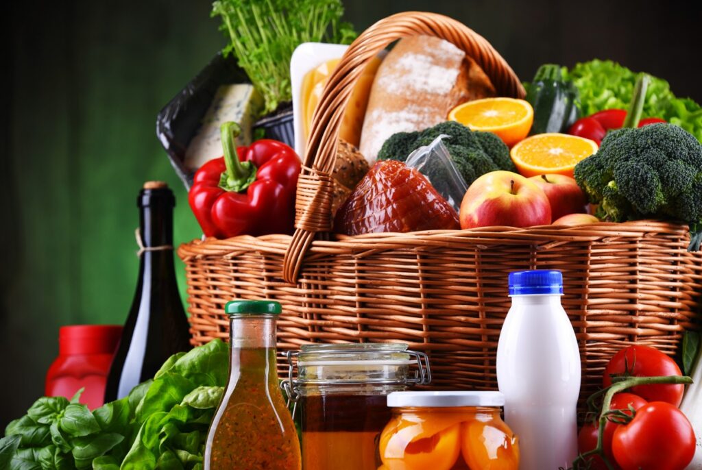 Lebensmittel in einem Einkaufskorb