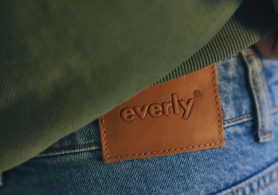 Lederpatch an einer Jeans von everly