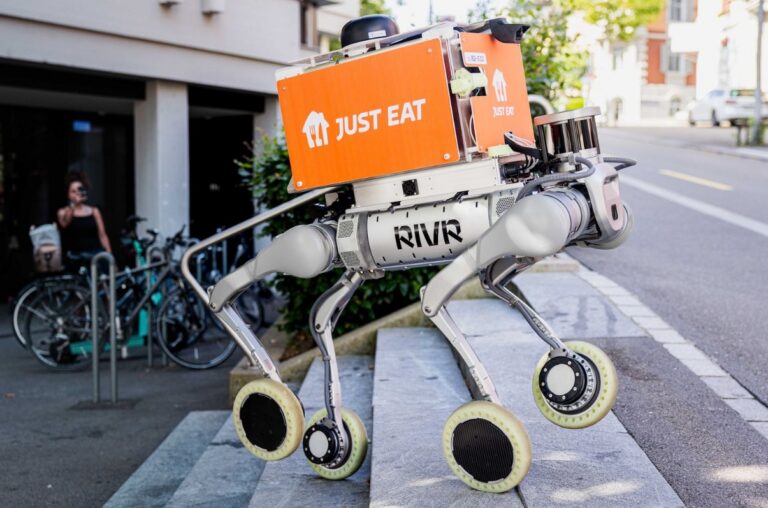 Lieferroboter von RIVR mit JustEatTakeaway Lieferung
