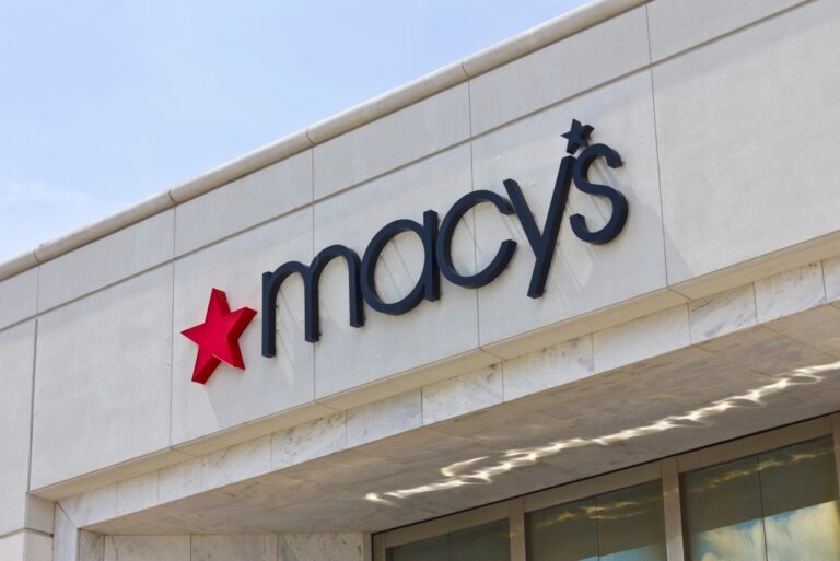 Logo an einer Macys Filiale in den USA