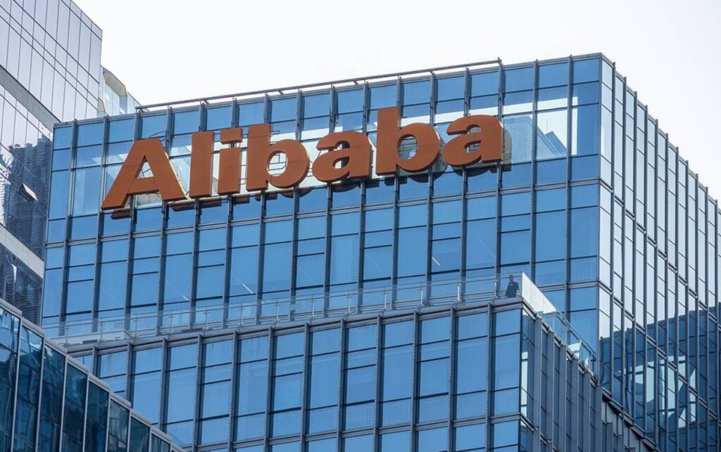 Logo der Alibaba Gruppe auf einem Gebaeude