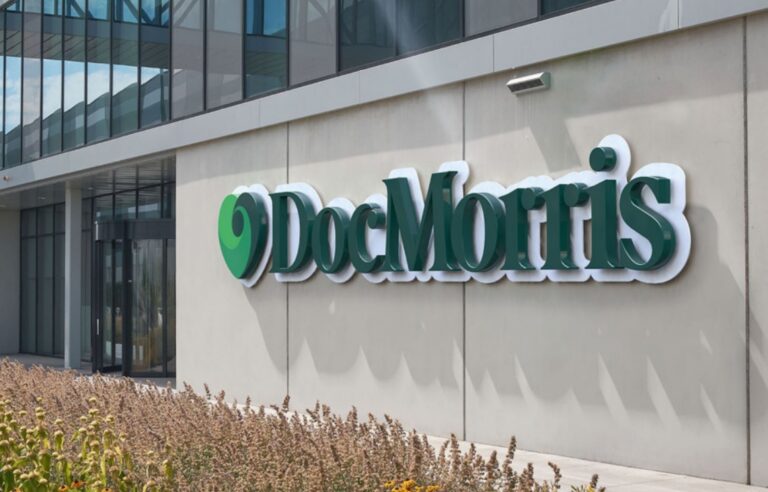 Logo von DocMorris am Gebaeudeeingang