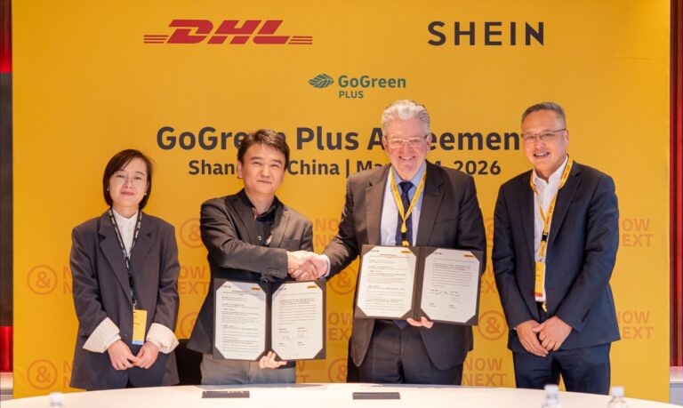 Manager von Shein und DHL bei einer Vertragsunterzeichnung