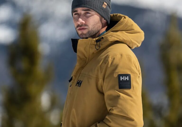 Mann mit gelber Helly Hansen Jacke