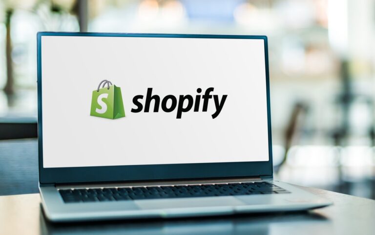 Shopify Logo auf einem Laptop