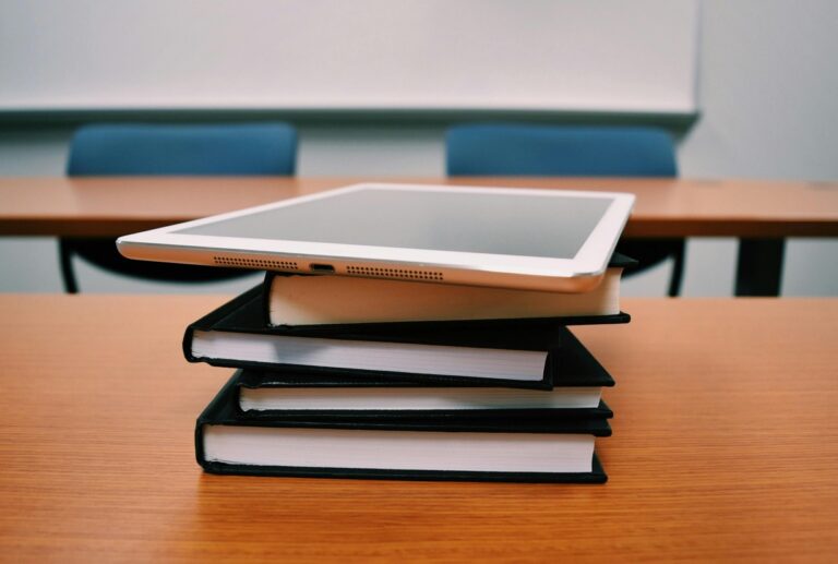 Tablet und Buecher auf einem Schultisch