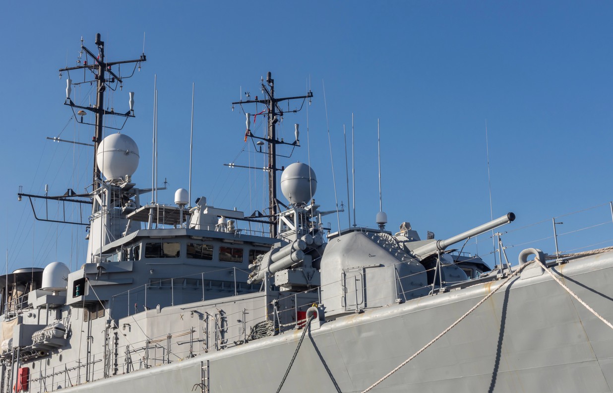 Waffen am Deck eines Militaerschiffs