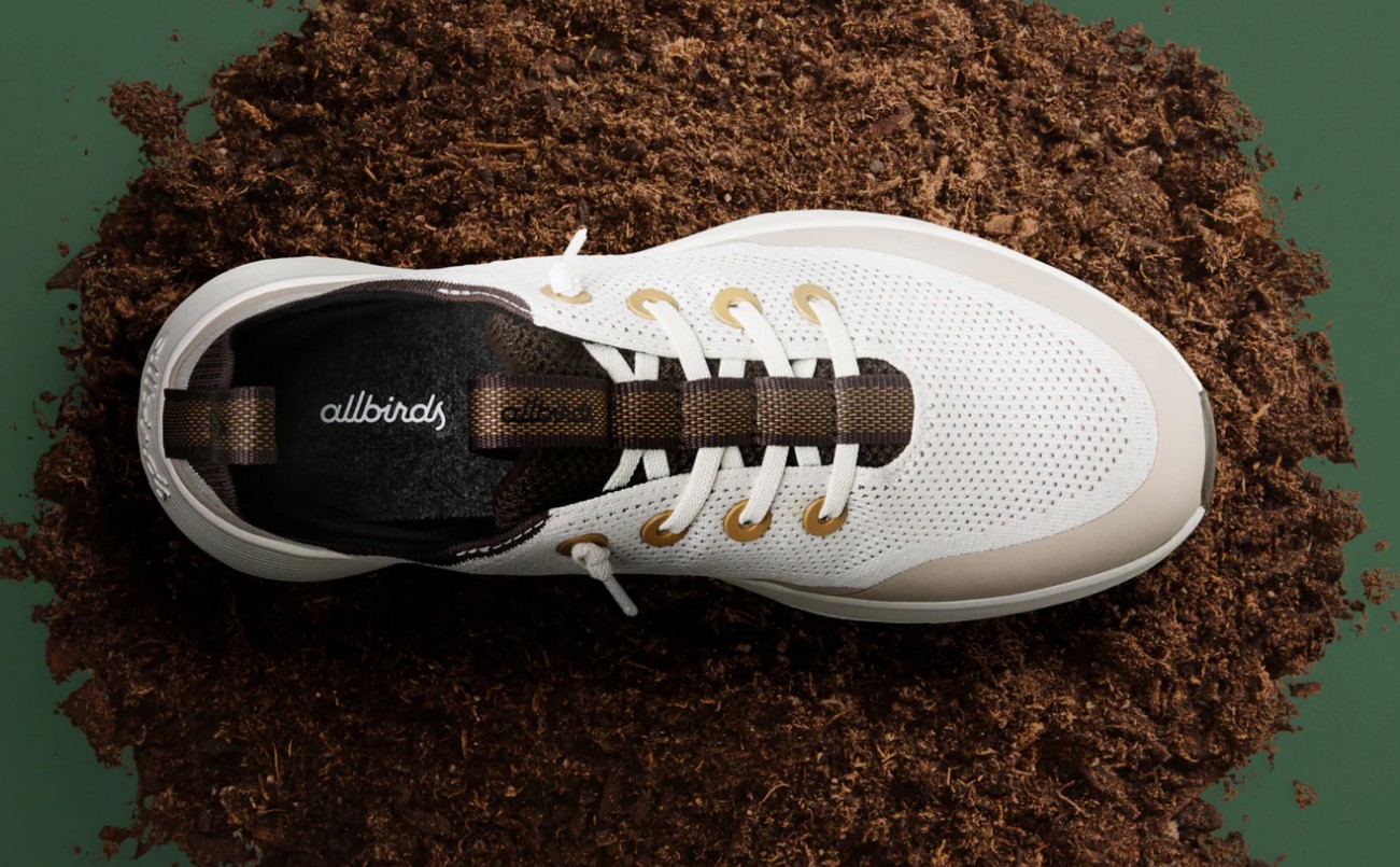 Allbirds Sneaker auf einem Erdhaufen
