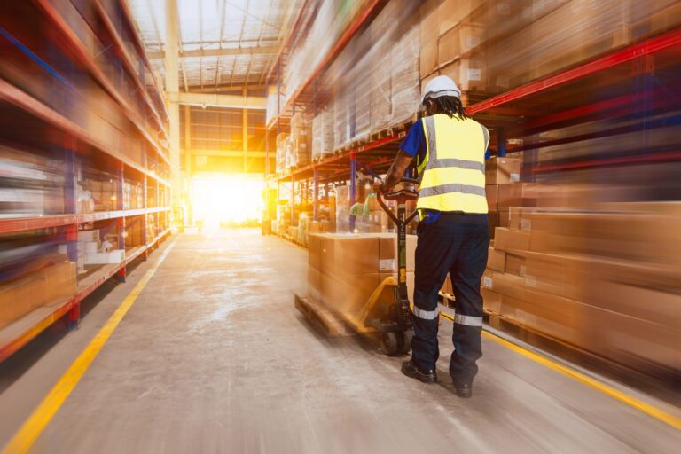 Arbeiter in einer Logistikhalle