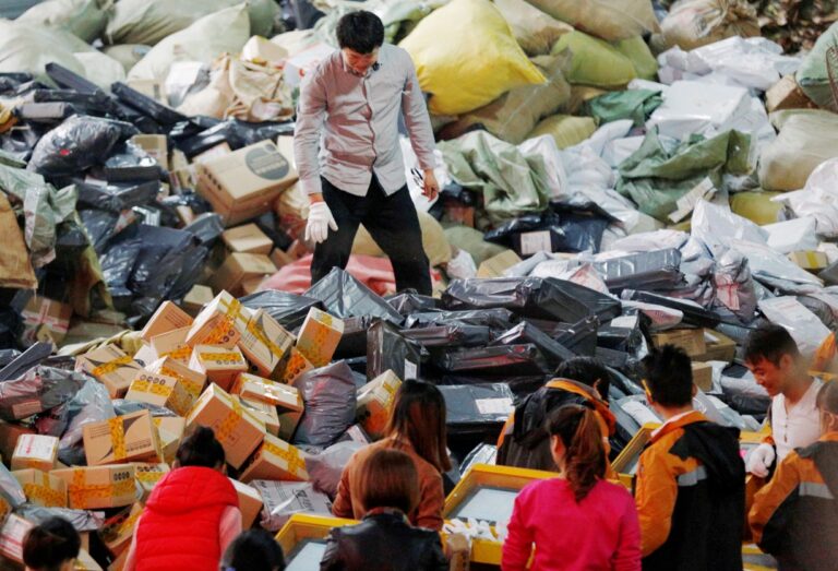 Chinesische Arbeiter die Pakete sortieren