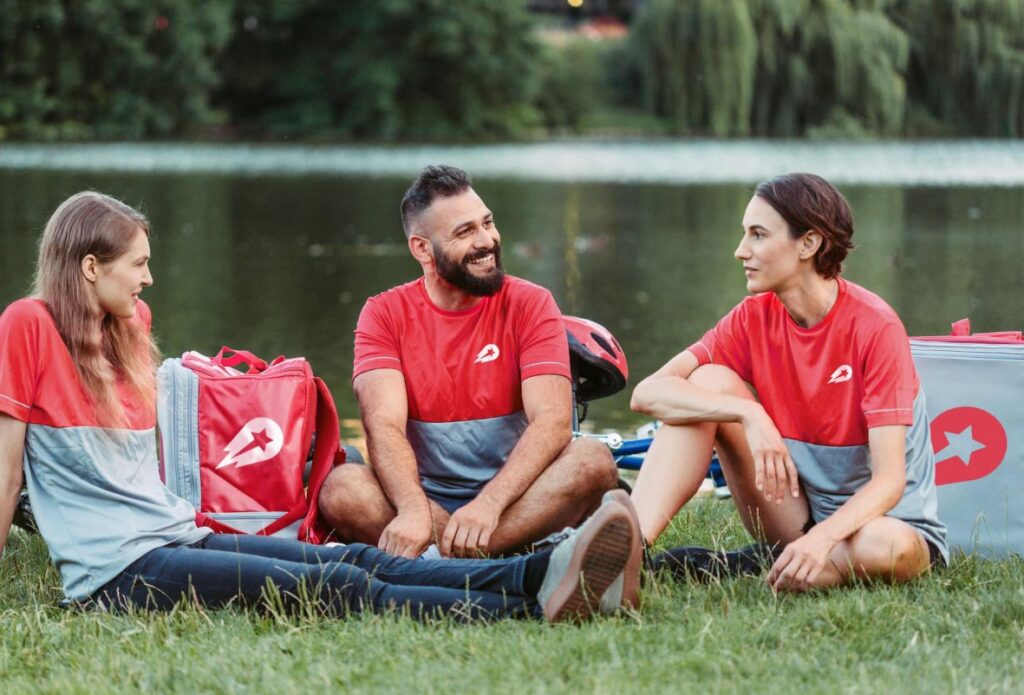 Delivery Hero Zusteller bei ihrer Pause