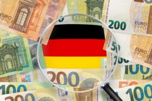 Deutschland Flagge inmitten vieler Euro Geldscheine