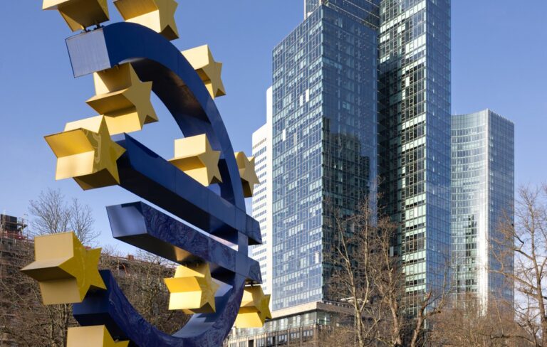 Euro Symbol vor dem neuen European Central Bank Gebaeude in Frankfurt