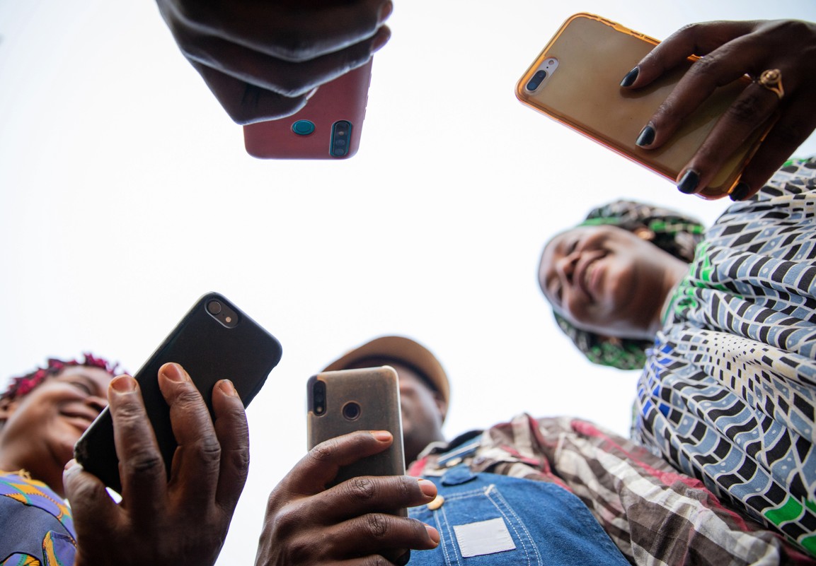 Frauen in Afrika mit Smartphones