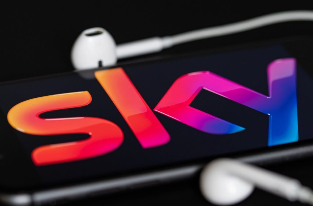 Grosses SKY Markenlogo auf einem Smartphone