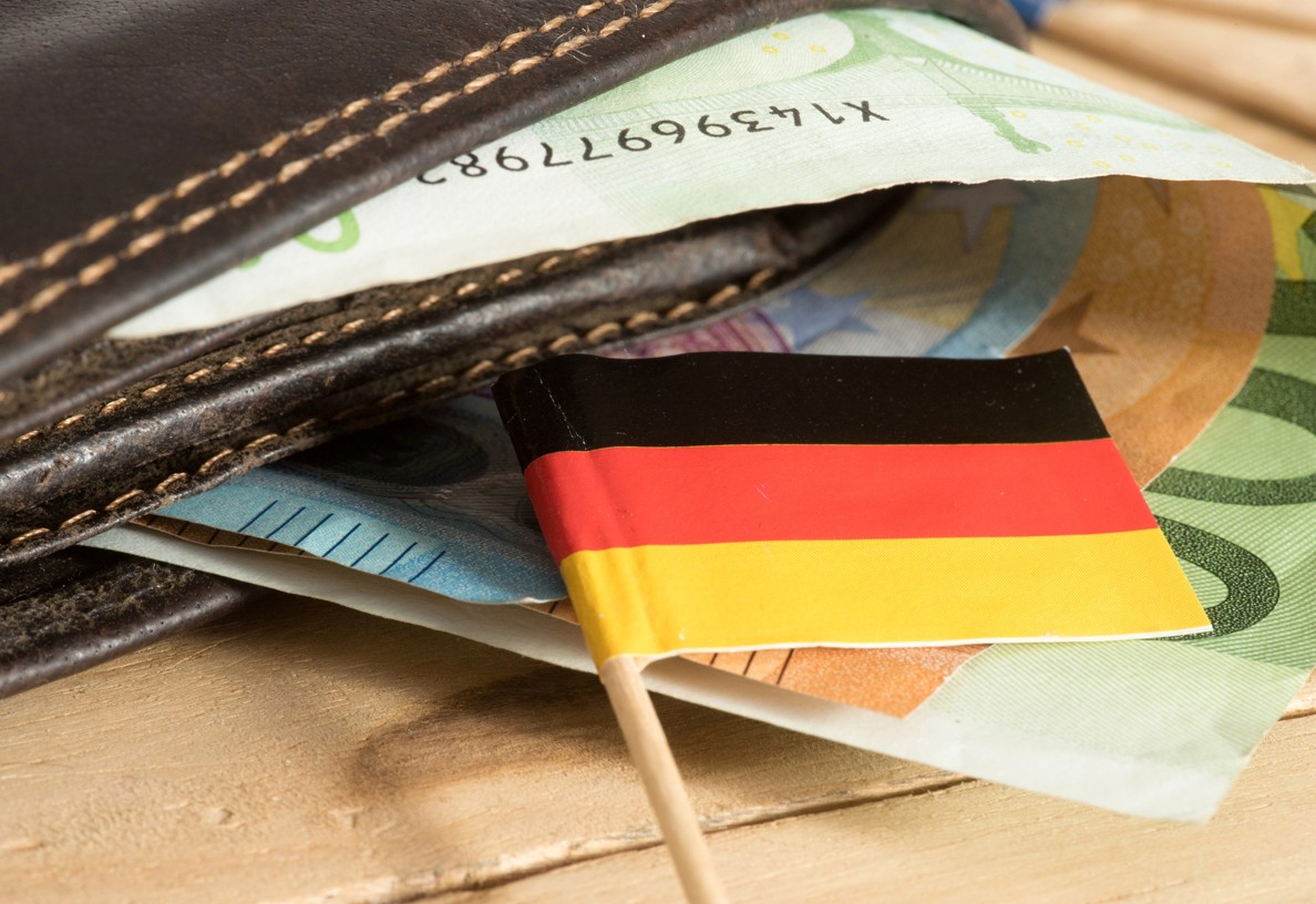 Kleine Deutschland Flagge mit Geldbeutel und Euro Geldscheinen