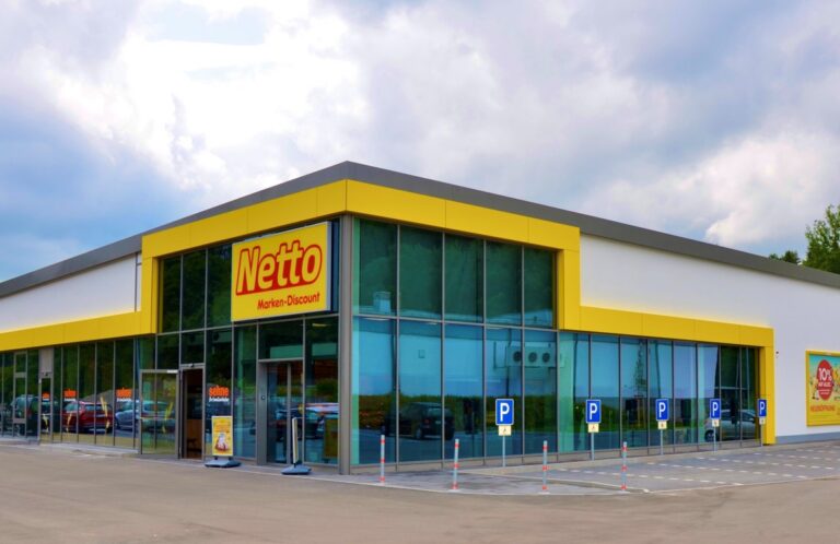 Leere Parkplaetze vor einer Netto Filiale